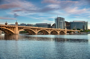Phoenix, Arizona - 8 Nisan 2019: ABD Tempe Arizona şehir merkezinin Salt River ve Mill Avenue Köprüsü üzerindeki kıyı manzarası