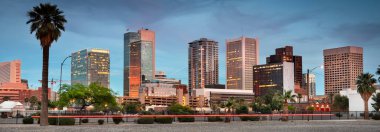 Phoenix Arizona ABD şehir merkezindeki ofis binaları ve apartman dairelerinin panoramik gökyüzü manzarası