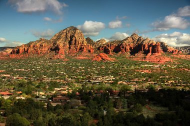 Capitol Butte ve Coffee Pot Rock, Sedona Arizona ABD üzerindeki Havalimanı Mesa 'dan görülmektedir.
