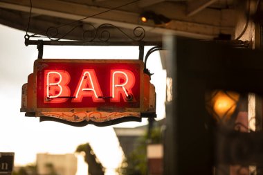 Neon Bar tabelası New Orleans Louisiana ABD 'nin Fransız mahallesindeki Bourbon Caddesi boyunca asılı.