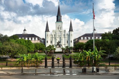 Tarihi St. Louis Katedrali ve New Orleans Louisiana ABD 'deki Jackson Meydanı' nın karşısındaki Andrew Jackson heykeli.