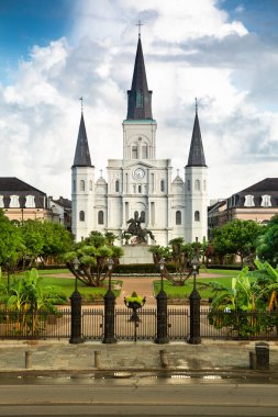 Tarihi St. Louis Katedrali ve New Orleans Louisiana ABD 'deki Jackson Meydanı' nın karşısındaki Andrew Jackson heykeli.