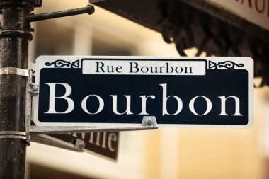 Bourbon Caddesi tabelası New Orleans Louisiana ABD 'nin Fransız Mahallesi' nde asılı.