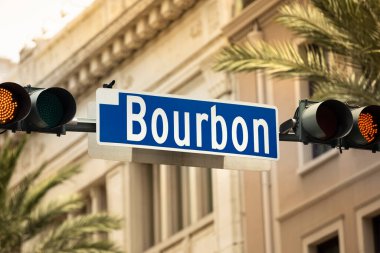 Bourbon Caddesi tabelası New Orleans Louisiana ABD 'nin Fransız Mahallesi' nde asılı.