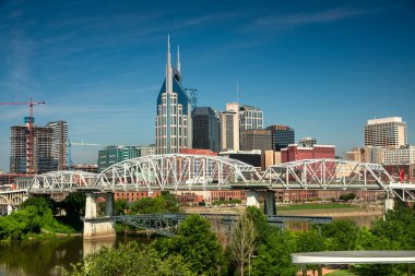 Nashville Tennessee şehri ve Tennessee ABD 'deki Cumberland Nehri üzerindeki John Seigenthaler yaya köprüsü.