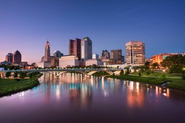Şehir merkezi Scioto Nehri 'ni ve Columbus Ohio ABD' deki Riverfront Parkı boyunca uzanan Discovery Köprüsü 'nü inceliyor.