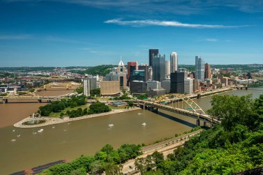 Fort Pitt Köprüsü ve Fort Duquesne Köprüsü Allegheny Nehri üzerindeki Pittsburgh Pennsylvania ABD