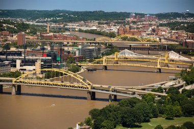 Fort Pitt Köprüsü Monogahela Nehri üzerinde Pittsburgh Pennsylvania ABD