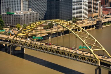 Fort Pitt Köprüsü Monogahela Nehri üzerinde Pittsburgh Pennsylvania ABD
