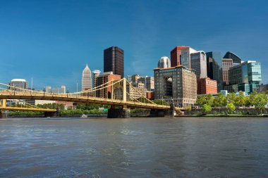 Allegheny Nehri ve Pittsburgh Pennsylvania ABD şehir merkezindeki Roberto Clemente Köprüsü üzerindeki şehir silueti manzarası