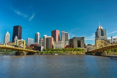 Allegheny Nehri ve Pittsburgh Pennsylvania ABD şehir merkezindeki Roberto Clemente Köprüsü üzerindeki şehir silueti manzarası