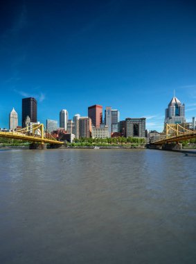 Allegheny Nehri ve Pittsburgh Pennsylvania ABD şehir merkezindeki Roberto Clemente Köprüsü üzerindeki şehir silueti manzarası