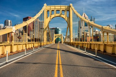 Trafik ve insanlar Allegheny Nehri 'ni geçerek Pittsburgh Pennsylvania' daki Roberto Clemente Köprüsü 'nden geçiyor.
