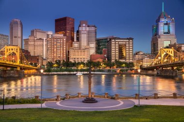 Allegheny Nehri ve Pittsburgh Pennsylvania ABD şehir merkezindeki Roberto Clemente Köprüsü üzerindeki şehir silueti manzarası