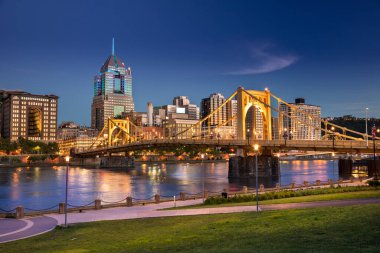 Allegheny Nehri ve Pittsburgh Pennsylvania ABD şehir merkezindeki Roberto Clemente Köprüsü üzerindeki şehir silueti manzarası