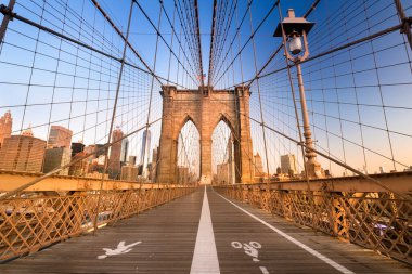 Brooklyn Köprüsü üzerindeki yaya yolu New York 'u Doğu Nehri' ne bağlıyor.