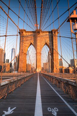 Brooklyn Köprüsü üzerindeki yaya yolu New York 'u Doğu Nehri' ne bağlıyor.