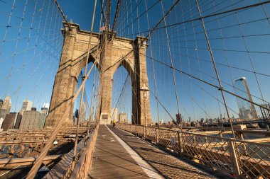 Brooklyn Köprüsü üzerindeki yaya yolu New York 'u Doğu Nehri' ne bağlıyor.