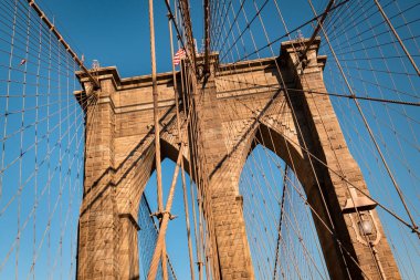Brooklyn Köprüsü Manhattan 'ı Doğu Nehri üzerinden New York şehrine bağlıyor.
