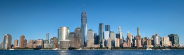 New York 'taki Hudson nehri üzerindeki Manhattan kentsel gökdelenleri ve binaları.