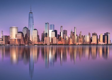 New York 'taki Hudson nehri üzerindeki Manhattan kentsel gökdelenleri ve binaları.