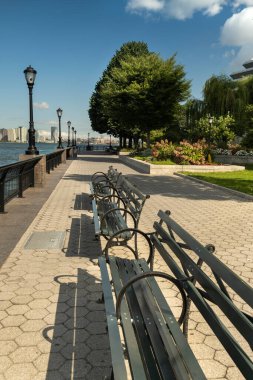 New Jersey 'nin Hudson Nehri kıyısı üzerindeki ofis binalarının ve gökdelenlerin, Battery Park' tan Skyline şehir manzarası.
