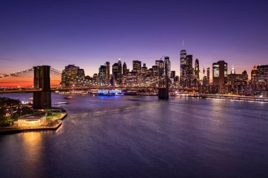 Doğu Nehri üzerindeki Brooklyn Köprüsü ve Manhattan şehir merkezindeki şehir merkezi New York 'ta geceleri gökyüzü.