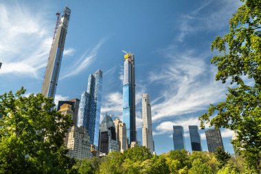 New York 'taki Central Park' ta Manhattan silueti üzerinde apartman ve apartman daireleri yükseliyor.