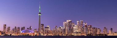 Toronto şehir merkezi Kanada panoramik şehir manzarası Ontario Gölü üzerinde ufuk çizgisi
