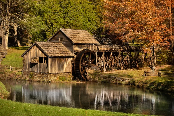 Mabry Değirmeni Sonbaharda Blue Ridge Parkway Virginia ABD 'de