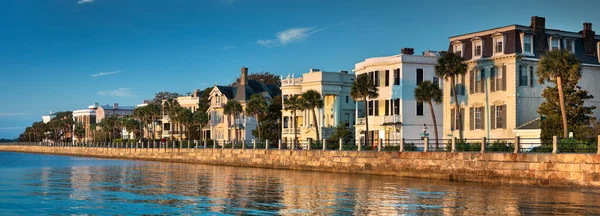 ABD Battery Caddesi 'ndeki tarihi federal evlerin Charleston South Carolina panoramik sırası.