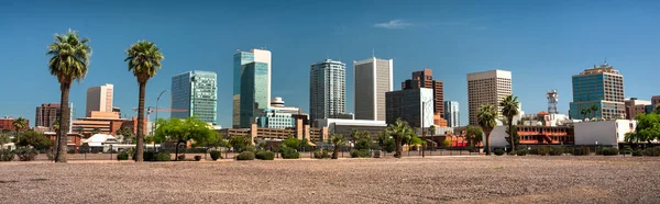 Phoenix Arizona 'da şehir merkezindeki panoramik ofis binaları ve apartman daireleri manzaralı.