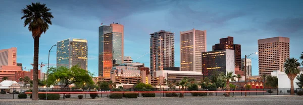 Phoenix Arizona ABD şehir merkezindeki ofis binaları ve apartman dairelerinin panoramik gökyüzü manzarası