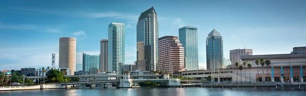 Şehir merkezindeki panoramik gökyüzü manzaralı Tampa Florida USA Hillsborough Körfezi ve Riverwalk 'a bakıyor.
