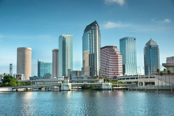 Şehir merkezinin ufuk çizgisi Tampa Florida manzaralı ABD Hillsborough Körfezi ve Nehir Yolu manzaralı