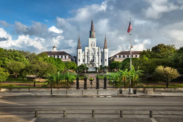 Tarihi St. Louis Katedrali ve New Orleans Louisiana ABD 'deki Jackson Meydanı' nın karşısındaki Andrew Jackson heykeli.