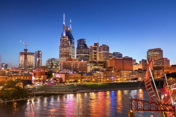 Tennessee 'deki Cumberland Nehri üzerinde geceleyin Nashville Tennessee şehri