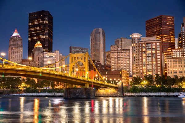 City Skyline Uitzicht Allegheny River Roberto Clemente Bridge Het Centrum — Stockfoto