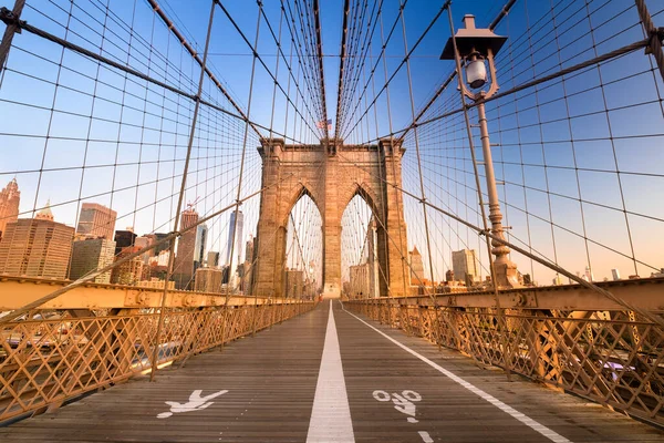 Brooklyn Köprüsü üzerindeki yaya yolu New York 'u Doğu Nehri' ne bağlıyor.