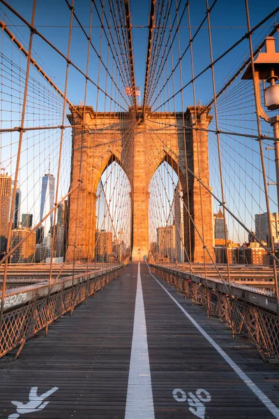 Brooklyn Köprüsü üzerindeki yaya yolu New York 'u Doğu Nehri' ne bağlıyor.