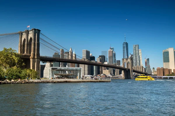 Берегова Лінія Річки Іст Рівер Під Бруклінським Мостом Видно Району — стокове фото