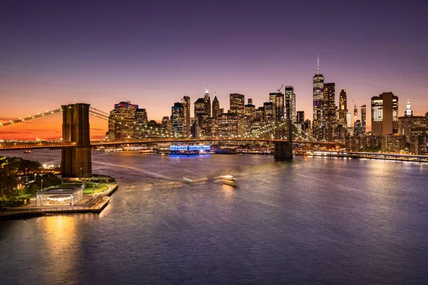 Doğu Nehri üzerindeki Brooklyn Köprüsü ve Manhattan şehir merkezindeki şehir merkezi New York 'ta geceleri gökyüzü.