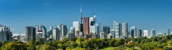 Toronto, Kanada şehir merkezi. Kanada, Ontario 'daki Riverdale Parkı üzerinde gökyüzü manzarası.