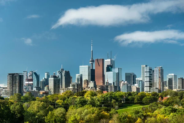 Toronto, Kanada şehir merkezi. Kanada, Ontario 'daki Riverdale Parkı üzerinde gökyüzü manzarası.