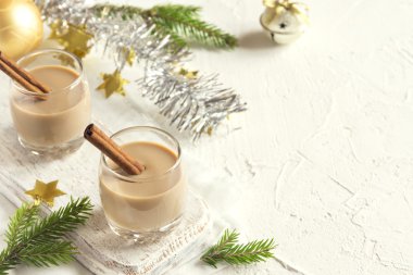 Tarçın yumurta likörü