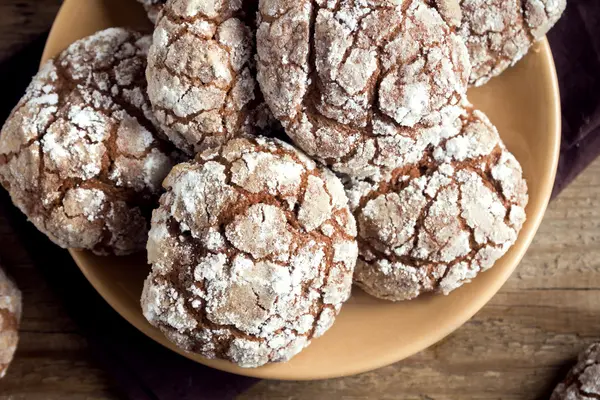 Biscuiți cu crinkle de ciocolată — Fotografie, imagine de stoc