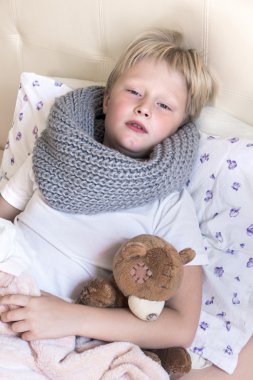 Yatakta yatan hasta çocuk