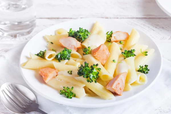 Tavuk, brokoli ve peynirli makarna penne — Stok fotoğraf