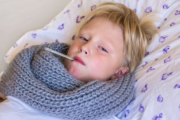 Niño enfermo en la cama — Foto de Stock