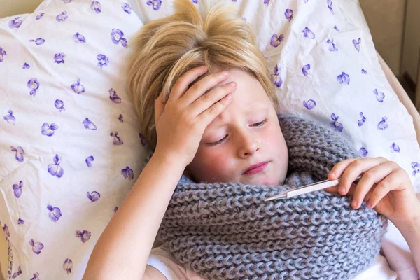 Niño enfermo en la cama — Foto de Stock